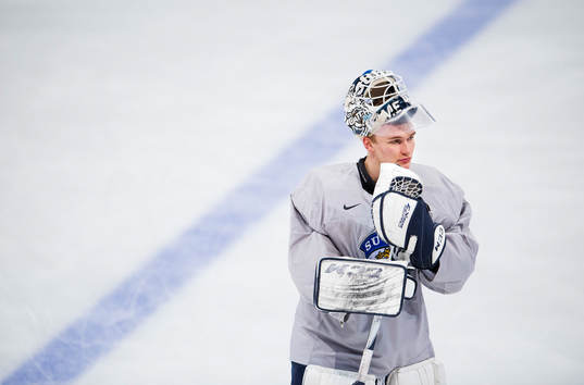 Målvakten Kaapo Kähkönen på Finlands träning