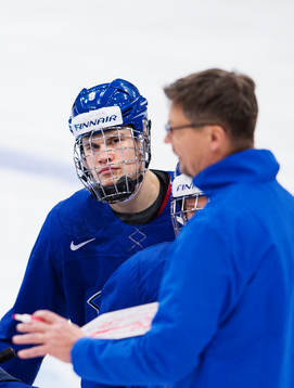 Jesse Puljujärvi lyssnar på förbundskapten Jukka Jalonen