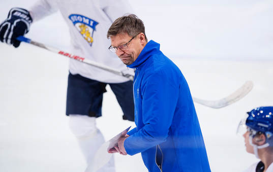 Förbundskapten Jukka Jalonen på Finlands träning