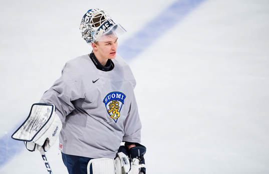 Målvakten Kaapo Kähkönen på Finlands träning