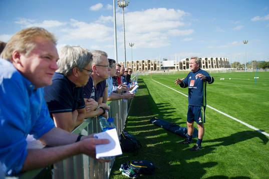 Allsvenska tränare som deltar i elittränarläger lyssnar