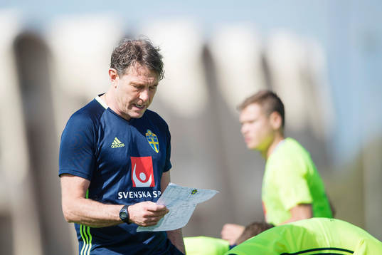 Håkan Ericson håller i  Sveriges fotbollslandslags