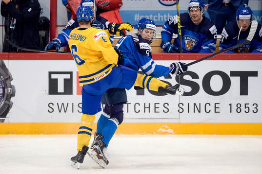 Sveriges Andreas Englund och Finlands Jesse Puljujärvi