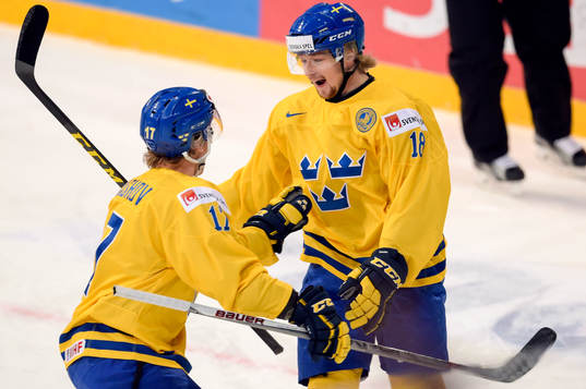 Sveriges Dmytro Timashov och Rasmus Asplund jublar