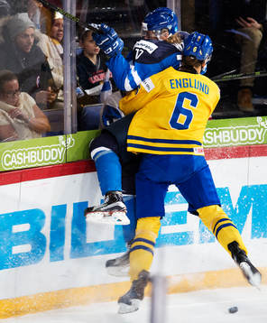 Finlands Roope Hintz blir tacklad av Sveriges Andreas