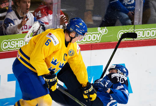 Sveriges Andreas Englund tacklar Finlands Roope Hintz