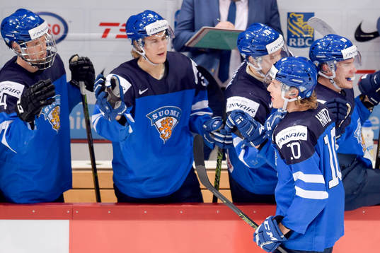Finlands Roope Hintz jublar med lagkamraterna