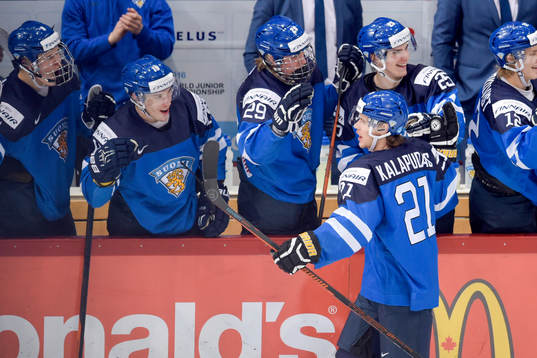 Finlands Antti Kalapudas jublar med lagkamraterna