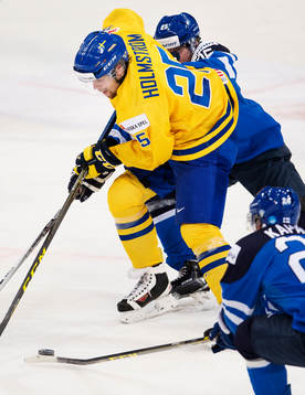 Sveriges Axel Holmström kämpar mot Finlands Julius