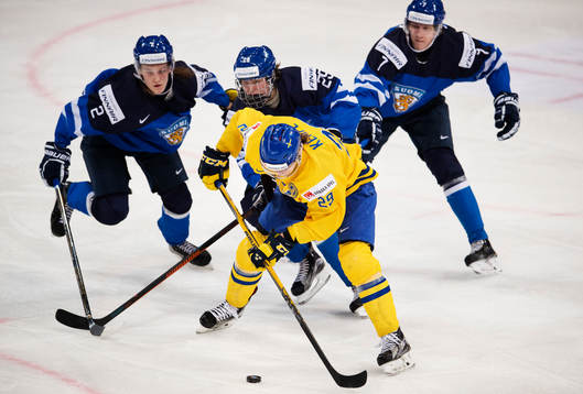 Finlands Sami Niku, Patrik Laine och Niko Mikkola  utmanas