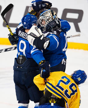 Finlands Aleksi Saarela, Kasper Björkqvist och målvakt