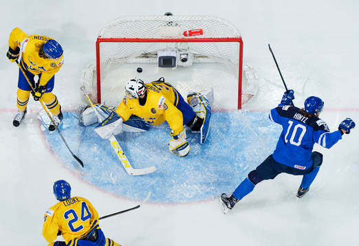 Finlands Roope Hintz (t h) jublar när han gör 1-1 bakom