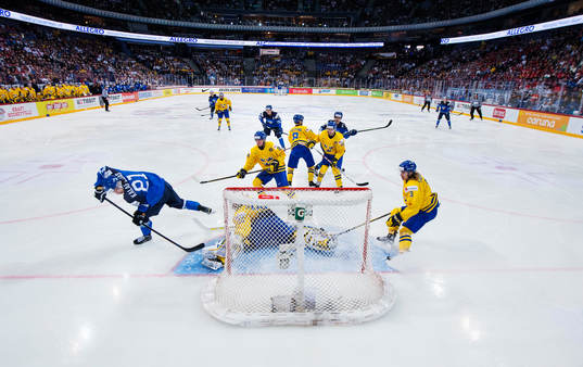 Finlands Antti Kalapudas oroar framför Sveriges målvakt