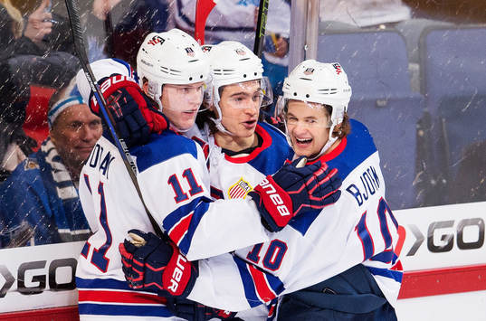 s Christian Dvorak, Sonny Milano och Anders Bjork jublar