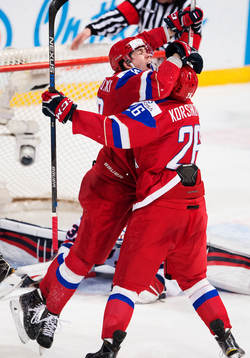 Rysslands Pavel Kraskovski och Yegor Korshkov jublar