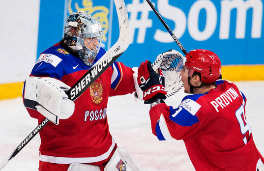 Rysslands målvakt Ilya Samsonov och Ivan Provorov jublar