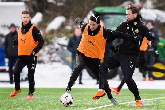 Hammarbys Linus Hallenius i kamp om bollen med Arnor