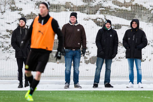 Frusna åskådare följer träningen med Hammarby