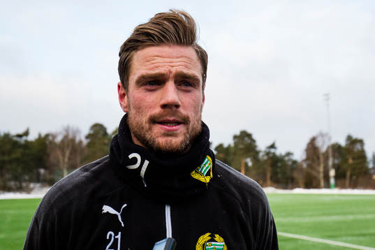 Hammarbys Arnor Smarason blir intervjuad av media