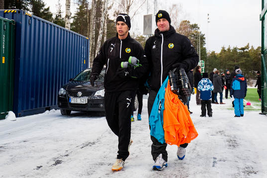 Hammarbys Alexssander Medeiros de Azeredo och sjukgymnast