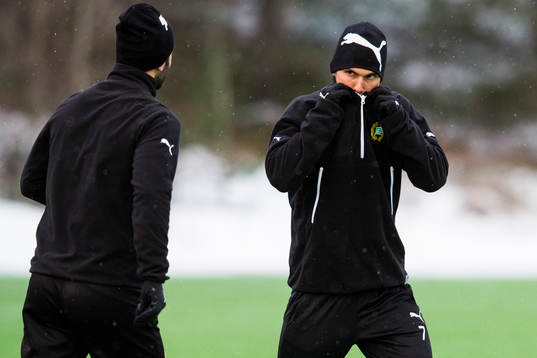 Hammarbys Alexssander Medeiros de Azeredo tittar på
