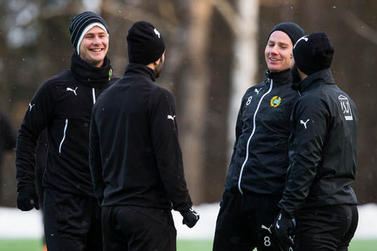 Hammarbys Erik Israelsson och Johan Persson talar med