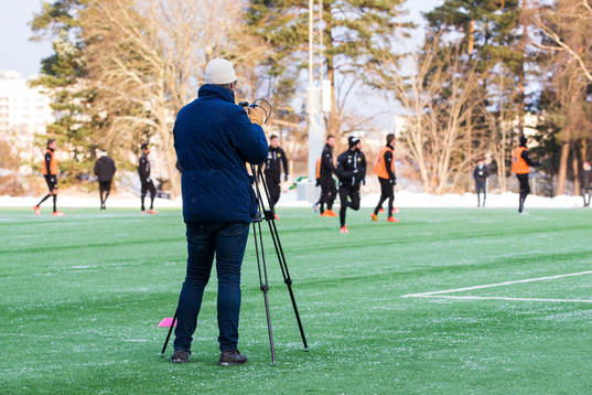 Hammarbys presschef Love Gustafsson filmar spelarna