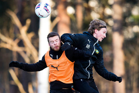 Hammarbys Måns Söderqvist i en nickduell med Oliver