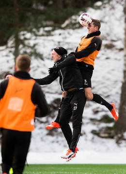 Hammarbys Isac Lidberg i en nickduell med Richard Magyar