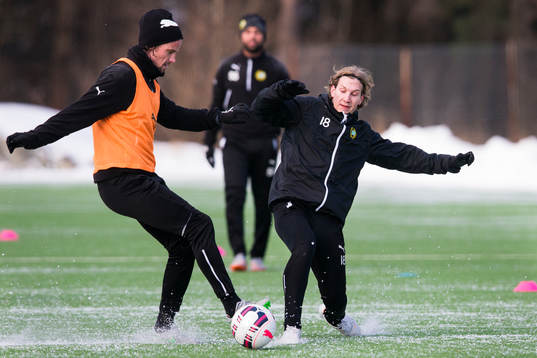 Hammarbys Linus Hallenius i kamp om bollen med Oliver