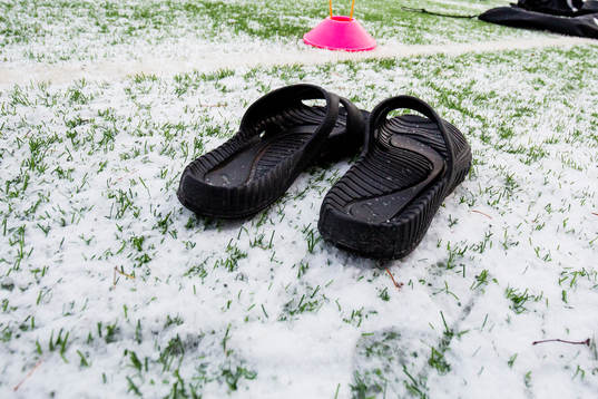Ett par badtofflor står i snön