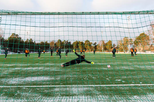 Hammarbys målvakt William Eskelinen slänger sig