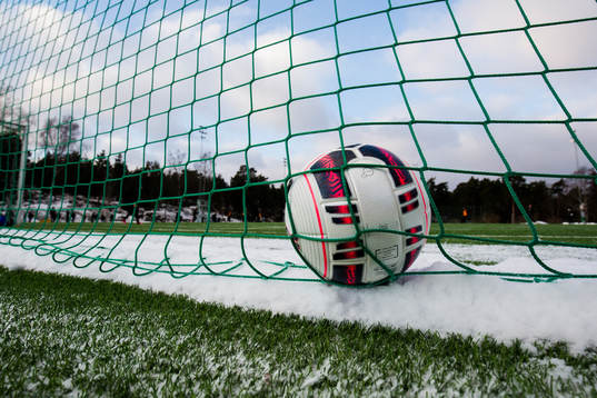 En fotboll ligger i ett nät