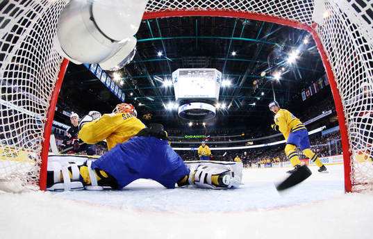 s Brandon Carlo skjuter in 2-6 bakom Sveriges målvakt