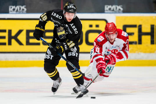s Andreas Hjelm blir av med pucken till Timrås Johan
