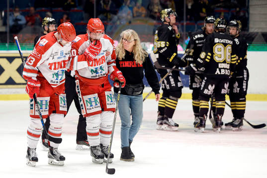 Timrås Johan Persson får hjälp av isen