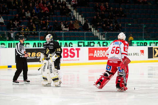 s målvakt Robin Rahm och Timrås målvakt Johan Mattsson
