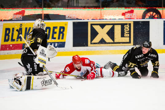 s målvakt Robin Rahm och AIK:s Jacob Spångberg försvarar