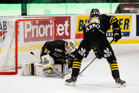 s målvakt Robin Rahm och Fredrik Hynning tar hand om pucken