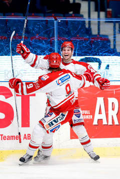 Timrås Oscar Johansson och Didrik Strömberg jublar
