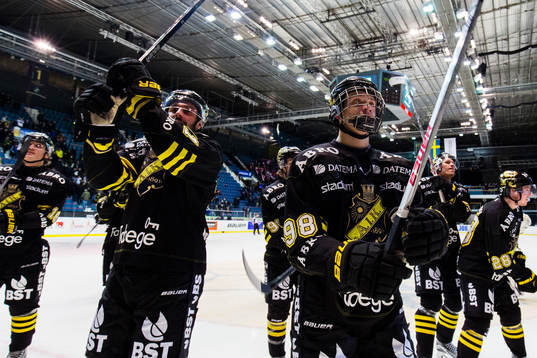 s Daniel Olsson Trkulja och Jesper Bratt  tackar publiken