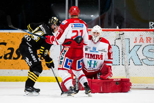 s Michael Lindqvist i ett anfall mot Timrås Johan Johnsson