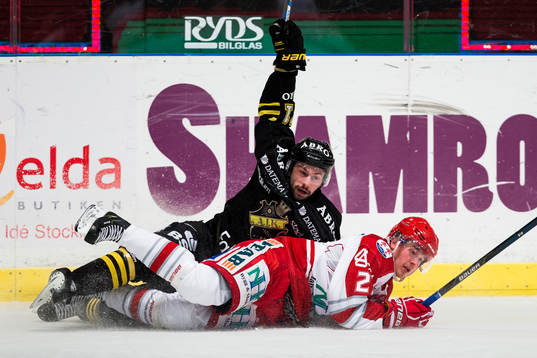 s Daniel Olsson Trkulja och Timrås Niklas Tikkinen