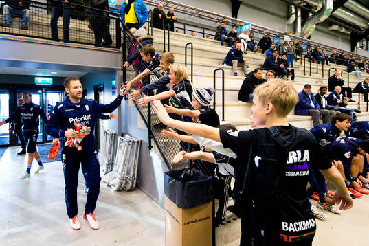 IFK Göteborgs målvakt John Alvbåge hälsar på fansen