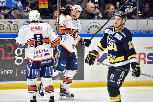 Växjös +Ville Varakas och Richard Gynge jublar