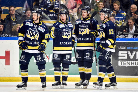 s Filip Sandberg jublar med lagkamraterna