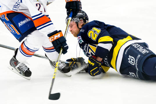 s Mattias Tedenby grinar illa