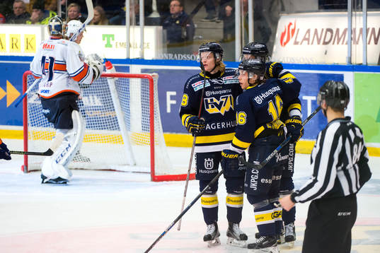 s Filip Sandberg jublar med bla Anton Bengtsson