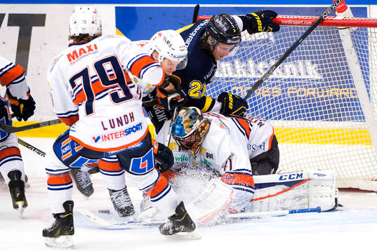 s Mattias Tedenby är inne och stör Växjös målvakt