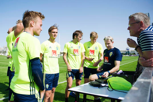 Jan Andersson, tränare Norrköping, pratar med sina